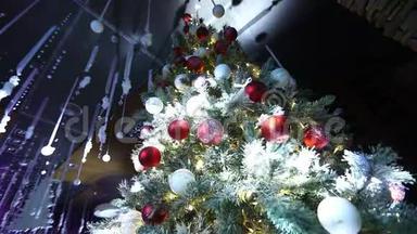 <strong>圣诞树</strong>上有装饰品，<strong>圣诞树</strong>上挂着红苹果，<strong>圣诞树</strong>上有许多装饰品
