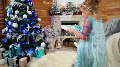 女孩把礼物放在圣诞树下，孩子正在为父母准备新年惊喜，平安夜，