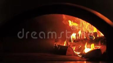 美丽的火关闭慢动作。 壁炉燃柴的视频剪辑。 柴<strong>火烧</strong>在柴火里