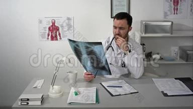 一位严肃的医生坐在桌子旁看病人x光