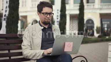 微笑自由职业者与笔记本<strong>电脑</strong>户外。