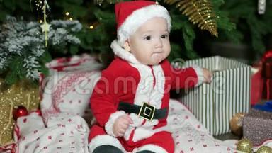 穿着圣诞老人服装的小宝宝，在圣诞树附近玩耍的可爱男孩，穿着狂欢节服装的孩子在家玩耍
