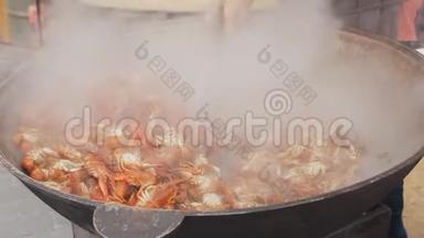 龙虾在大锅里煮。 街头美食节海上美食烹饪过程.. 小龙虾在大锅里沸腾