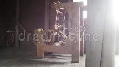 老式木制织机-手工操作的轧机机械