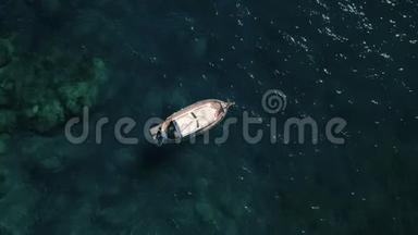 令人惊叹的史诗级无人驾驶飞机用船射击海湾水域