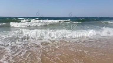 海浪拍打着地中海海岸的海滩