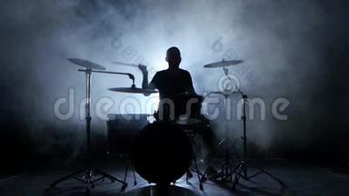 精力充沛的音乐在表演专业鼓手.. 黑色背景。 剪影