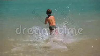 1.男孩在海里溅起水花