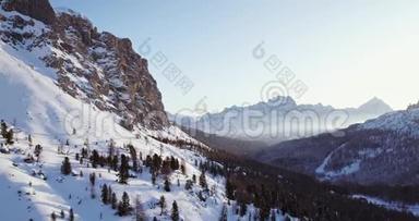 在法尔扎雷戈山口用森林向雪域前进。 日落或日出，晴空万里.. 意大利冬季白云石