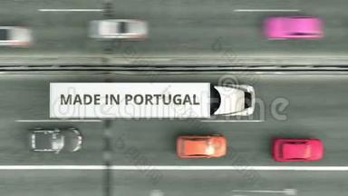 拖车卡车的空中俯视图，在葡萄牙文驾驶沿道路。 与葡萄牙有关的业务