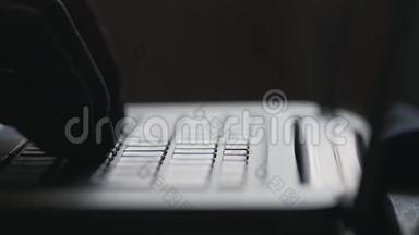 现代笔记本电脑键盘上的<strong>手</strong>轴。 <strong>手</strong>指键入文本。 <strong>关门</strong>