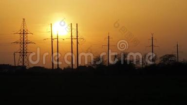 在高压塔的背景下日落。 电力岗位。 技术。