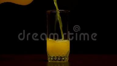 橙色苏打水大玻璃，溢出的橙色苏打水特写与气泡隔离在黑色背景。 橙色汽水