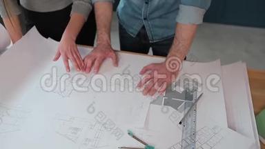 在办公室里，两个工人正在讨论<strong>建筑</strong>图纸. 近距离拍摄手臂移<strong>动图</strong>片，观看