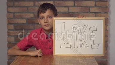 坐在书桌前的孩子拿着一张挂图，上面写着红色的砖墙。