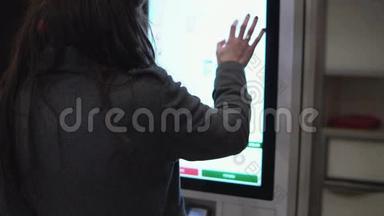 深色头发的年轻女人摸着屏幕，试图下订单。 女孩待在数字平板电脑前。 4K