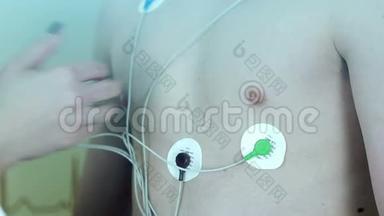 在病人身上安装传感器进行心脏检查。 监视器霍尔特。 这种仪器在监测心脏活动期间