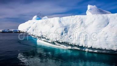 巨大的白色冰冻冰山漂浮在开阔的海洋中