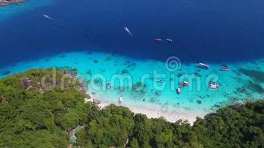 西米兰岛令人惊叹的海滩。 蓝色清水与速度船。 空中无人机高清视野。 <strong>安达曼</strong>，泰国。