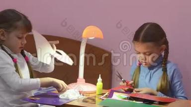 两个孩子用剪刀<strong>剪彩</strong>纸