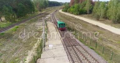 小火车头沿着森林里的铁路<strong>行驶</strong>，绿色火车头沿着森林路空中<strong>行驶</strong>