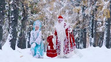 穿着弗罗斯特神父服装的男人和穿着雪花服装的女人在森林里玩