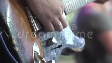 音乐家们在摇滚音乐节上演奏老式电吉他。 双手特写