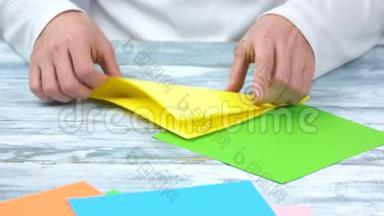 用黄绿纸做折纸..