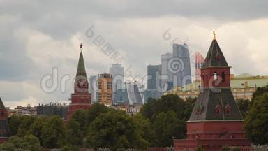 莫斯科，克里姆林宫的塔楼和现代化建筑.
