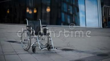 在现代建筑附近滚动的无效轮椅。