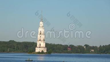 七月阳光明媚的早晨，圣尼古拉大教堂的钟<strong>楼</strong>被<strong>洪</strong>水淹没。 俄罗斯卡利亚津