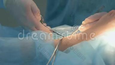 外科医生在手术中缝合<strong>脚踝</strong>，去除湿瘤后缝合整齐。
