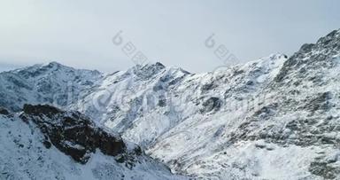 前方鸟瞰冬季雪山岩峰.. 落基山脉的山顶覆盖着冰雪冰川