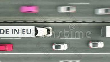 带欧盟文本的拖车的空中俯视图沿高速公路行驶。 欧洲联盟业务相关
