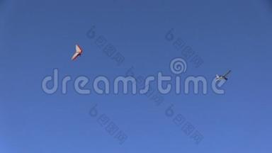 动力滑翔机与悬挂滑翔机在头顶再次飞行