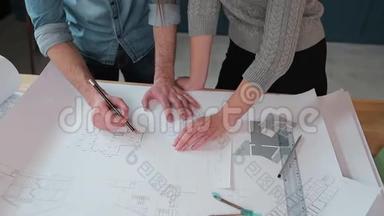 在办公室里，两个工人正在讨论<strong>建筑</strong>图纸. 近距离拍摄手臂移<strong>动图</strong>片，观看