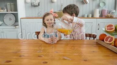 男孩哥哥为孩子们提供橙汁，女孩姐姐在厨房，家庭幸福