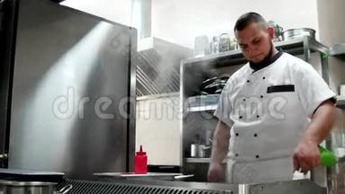 厨师长下班后清理烤架表面，厨房工人以厨师洗烤架的形式，专业旅行