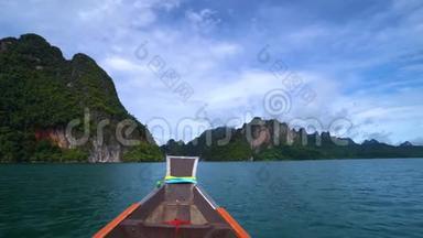 长尾小船在美丽的山峦中沿着陈兰湖<strong>扬帆</strong>。