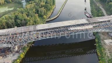 公路建设的鸟瞰图，包括桥梁、<strong>跨越</strong>运河的立交桥、沼泽、铁路和公路