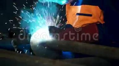 工人焊接施工采用MIG焊接.. 剪辑。 工人用手工焊接钢件