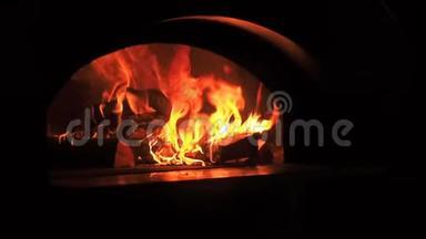 美丽的火关闭慢动作。 壁炉燃柴的视频剪辑。 柴火烧在柴火里