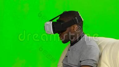 男人喜欢用VR面具看视频。 绿色屏幕