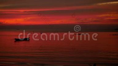 令人惊叹的热带日落颜色与渔船。 慢动作。 泰国Koh Phangan。 1920x1080