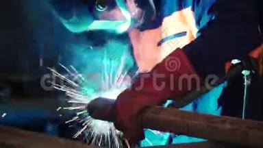 工人焊接施工采用MIG焊接.. 剪辑。 工人用手工焊接钢件