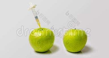 一个带注射器的新鲜苹果和一个腐烂的苹果，在<strong>时</strong>间流逝<strong>时</strong>，<strong>使用</strong>医疗和