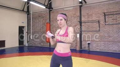 在健身房做跆拳道训练的女人