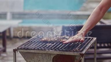 金属烤炉上的烤肉和人控制热量