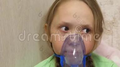 有药片的孩子生病了，通过吸入器呼吸。 特写镜头。 带吸入面罩的小女孩