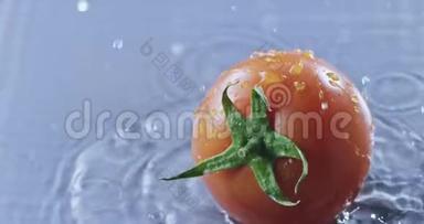 西红柿掉进水里，溅了水花。 慢动作2k视频推240fps